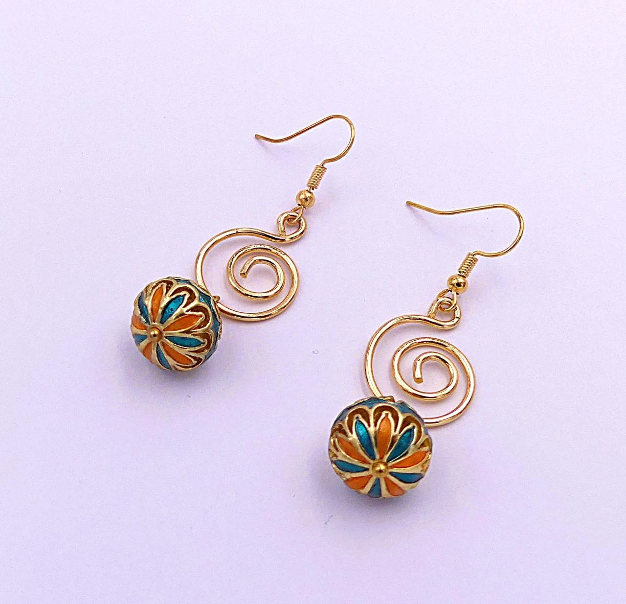 Boucles d'oreilles métal doré et breloques en cloisonné, fait main